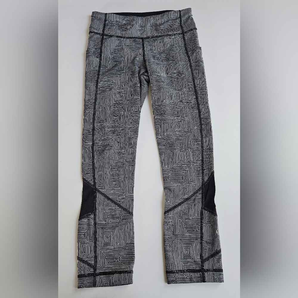 Lululemon Pace Rival Crop Leggings Women Size 4 Black White Geometric Activewear